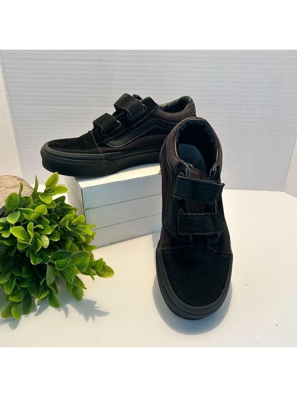 Kids Vans Unisex Old Skool V black on black velcro closure sneaker Size 1.0